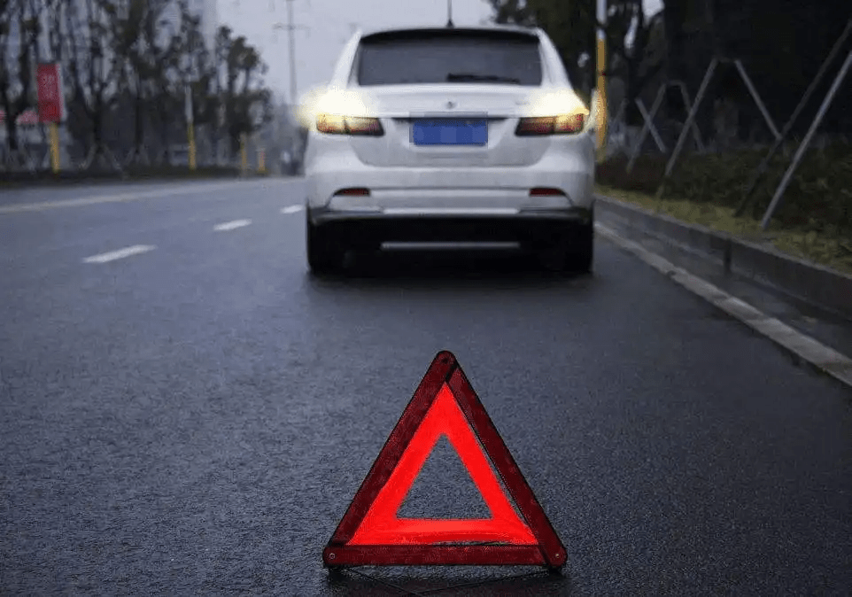 汽车双闪一直闪是怎么回事