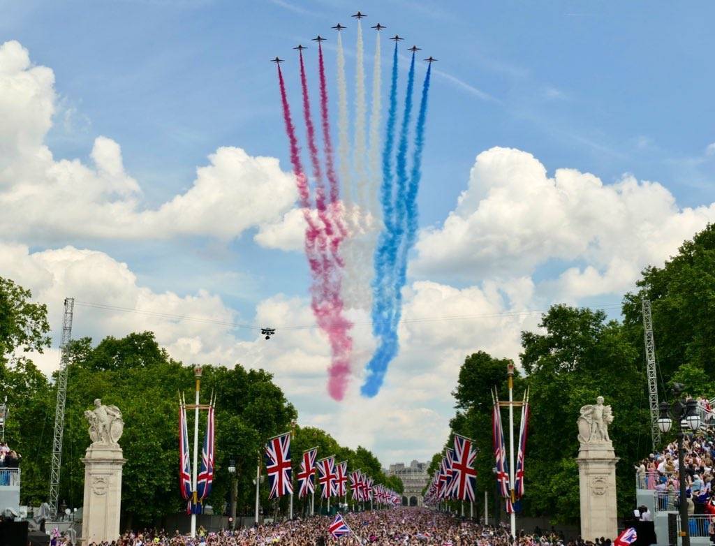 这次经过的飞机包括:喷火战斗机,飓风战斗机,兰卡斯特轰炸机,voyager