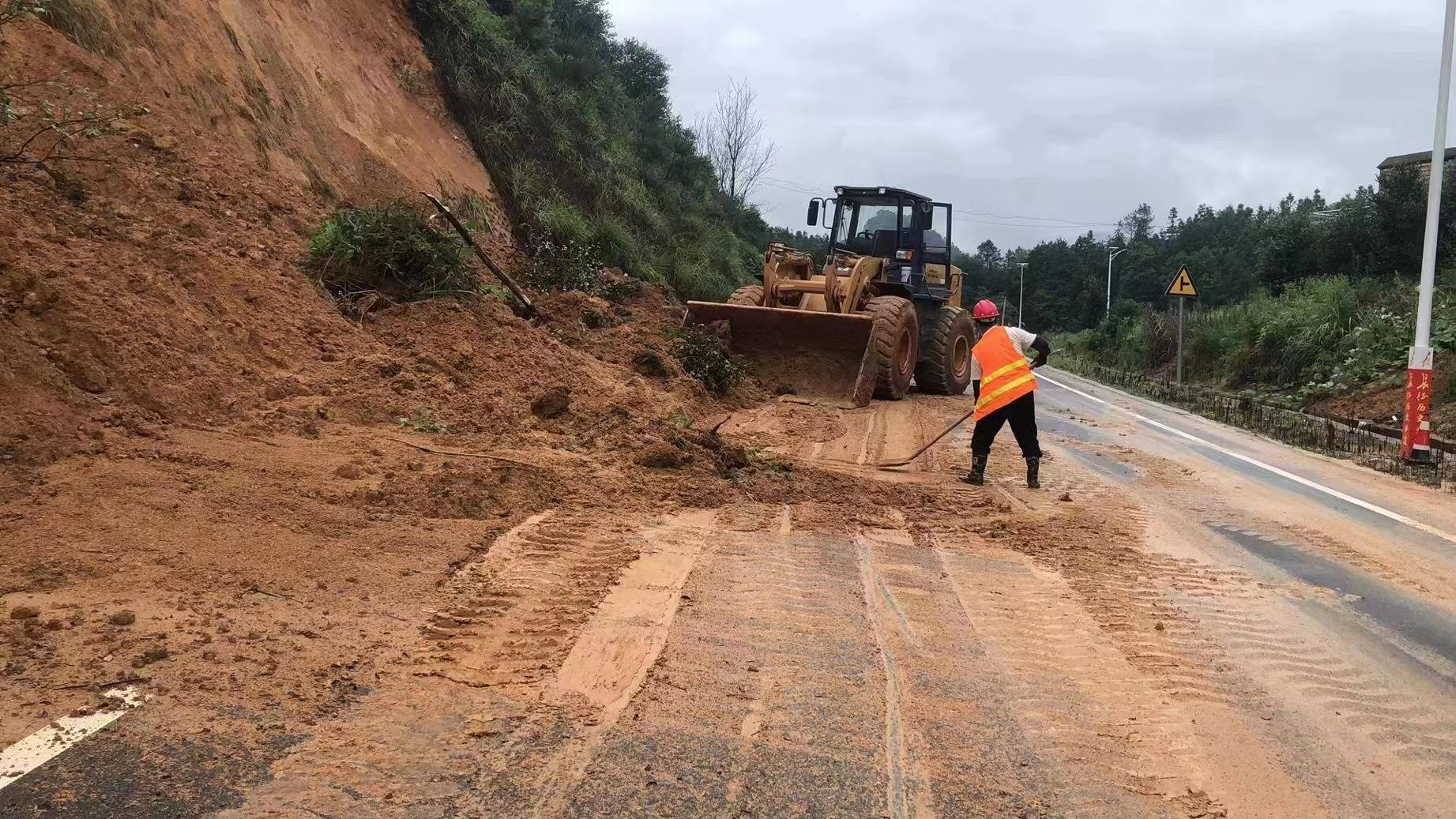 江西赣州市公路发展中心于都分中心连夜抢险保畅通