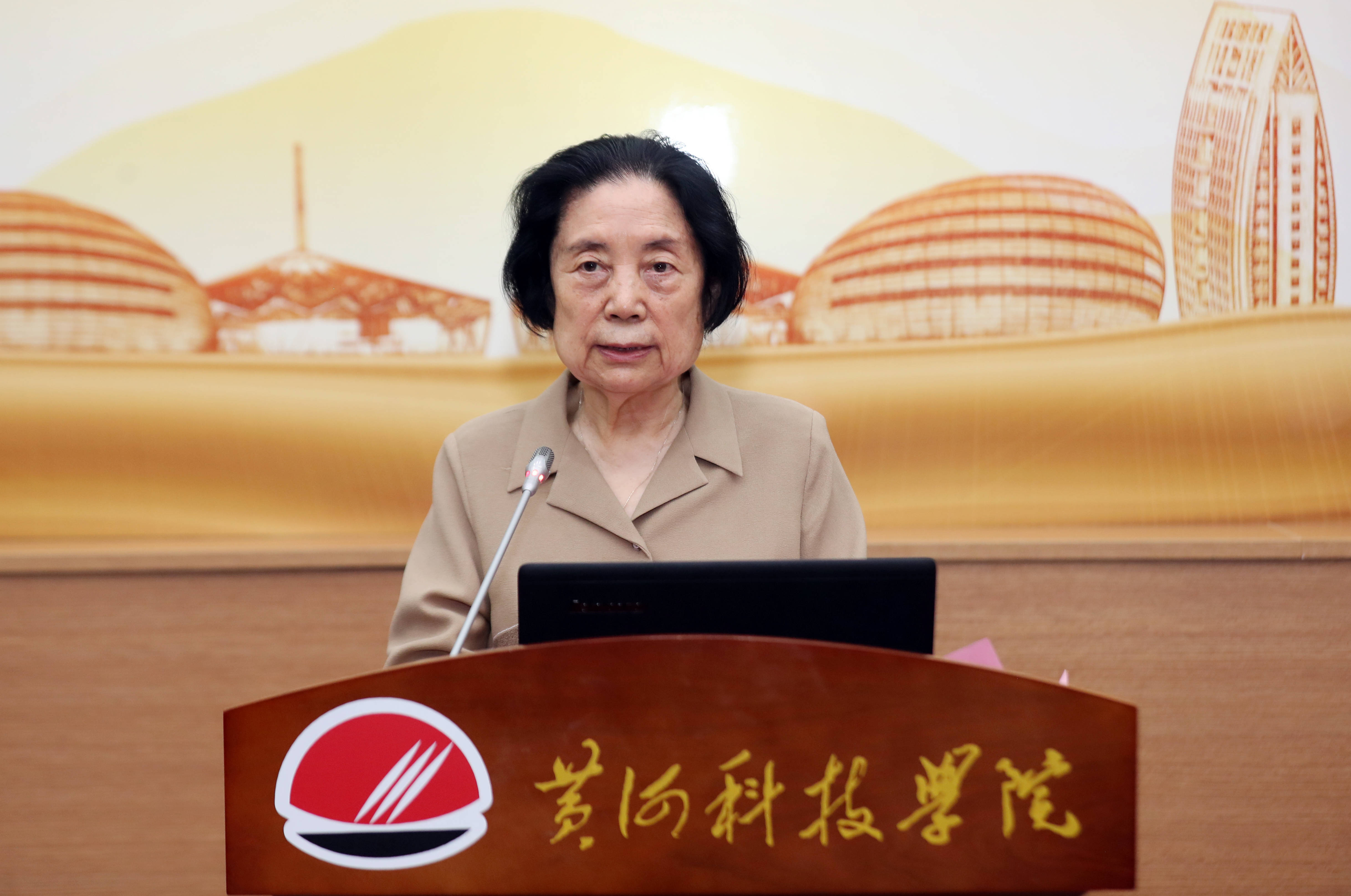 黄河科技学院董事长胡大白代表主办方致辞,她指出,锚定"两个确保"