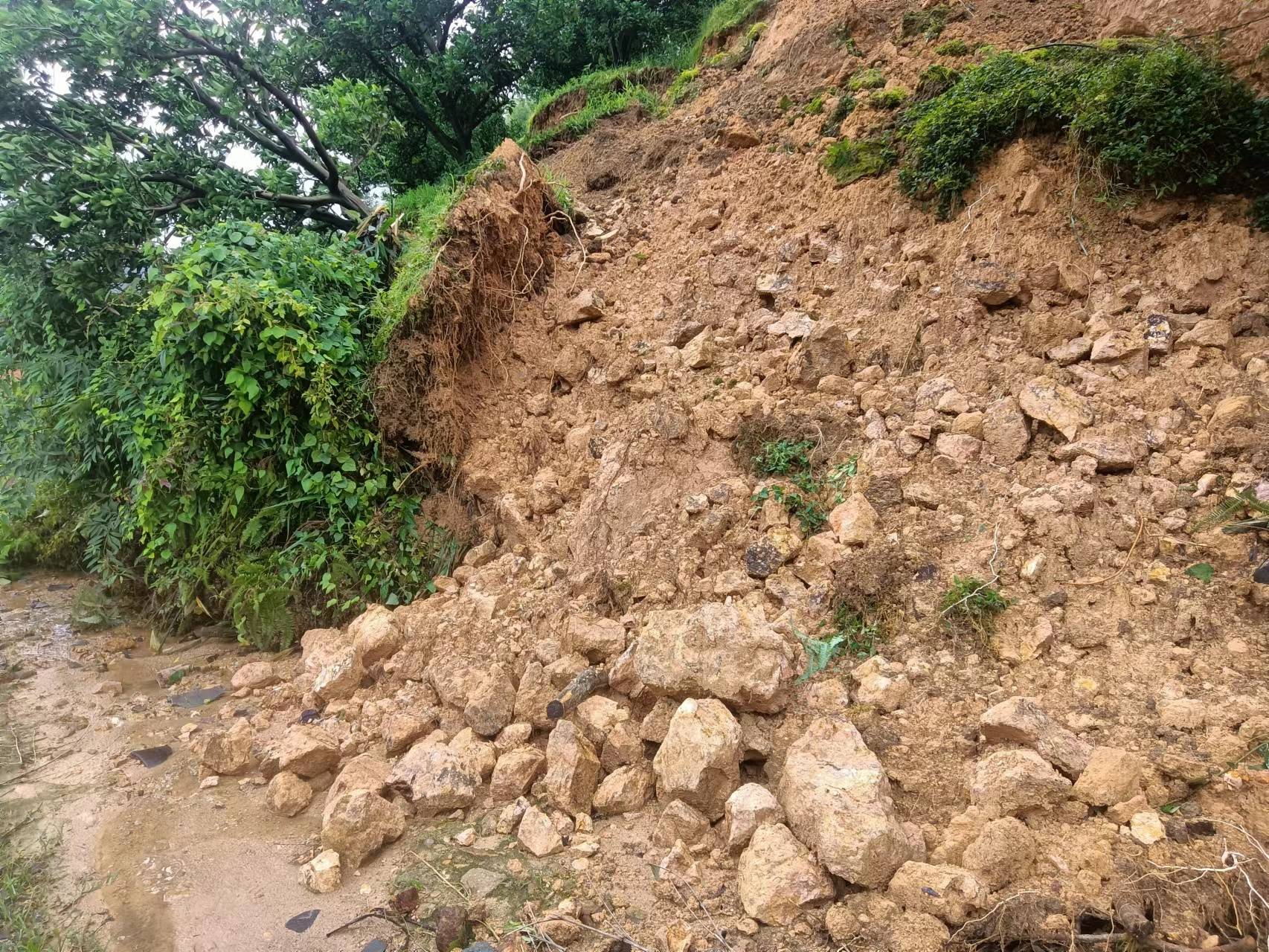 沿河房屋瞬间倒塌:福建永安小陶镇石峰村成"6·13"洪灾重灾区