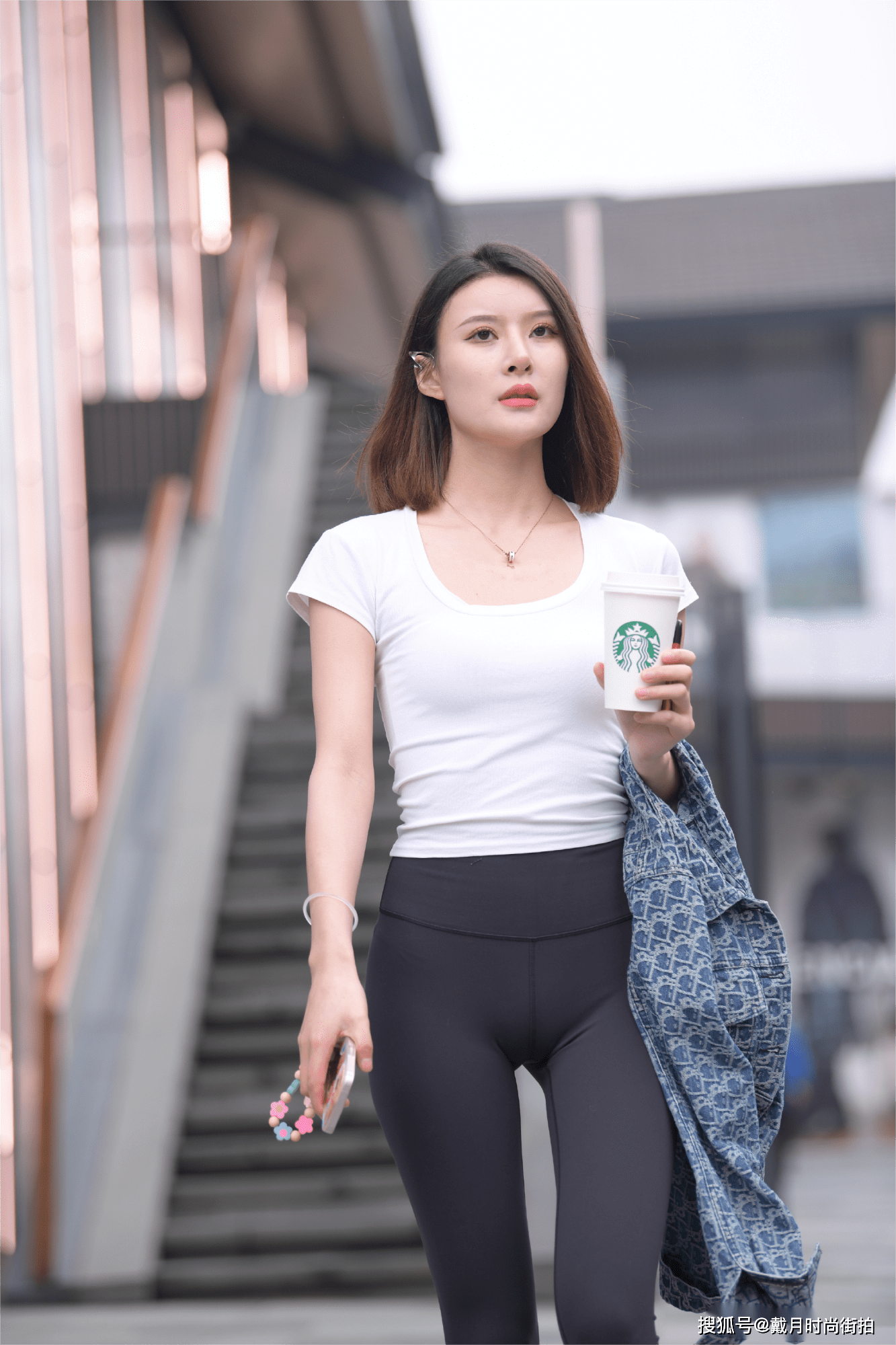 街拍穿搭:当下最流行的就是以简约风为主的同搭配,小姐姐蓝色花格夹克