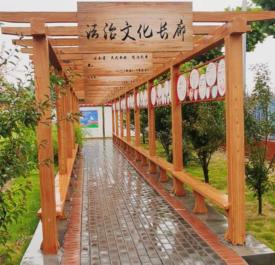 积极参与"法制进村",通过修建民法典主题公园,法制文化长廊等宣传专栏