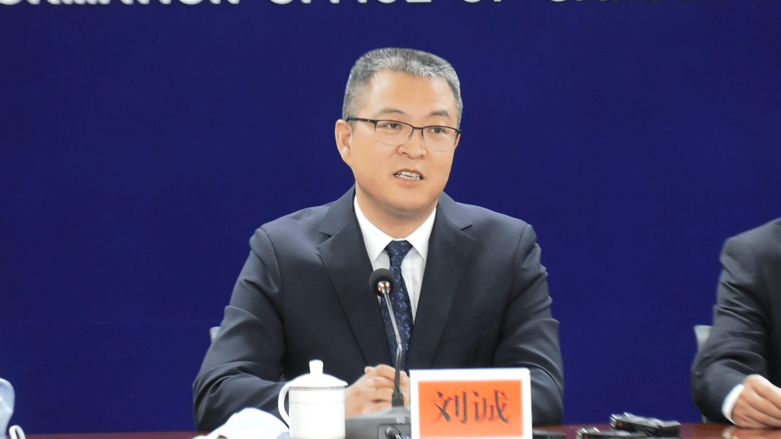 图 | 陇南市人民政府副市长刘诚记者提问:在"民企陇南行"主体大会上将