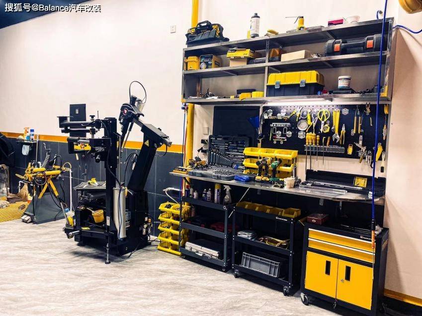 工具柜摆放的十分整洁:首先是轮毂墙,整齐划一的各种品牌轮毂,也是一