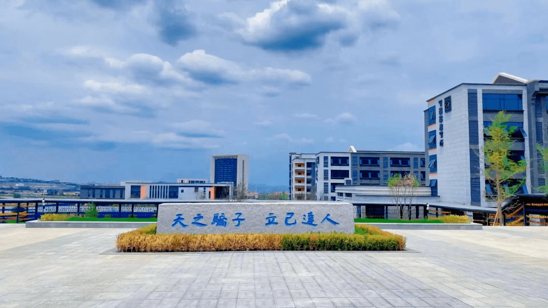更值得欣喜的是,兰州天立学校办学仅一年时间,首届即有学子以高考总分