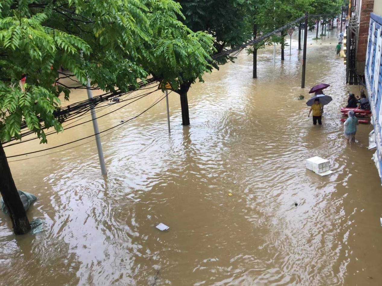 广东英德洪水生存碎片:孕妇靠一袋泡面度日 拿不出房租搬新店 与洪水为邻往高处去