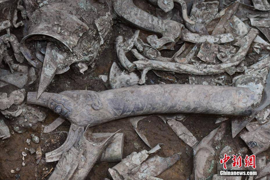 三星堆考古发掘现场发现大量青铜器的8号祭祀坑