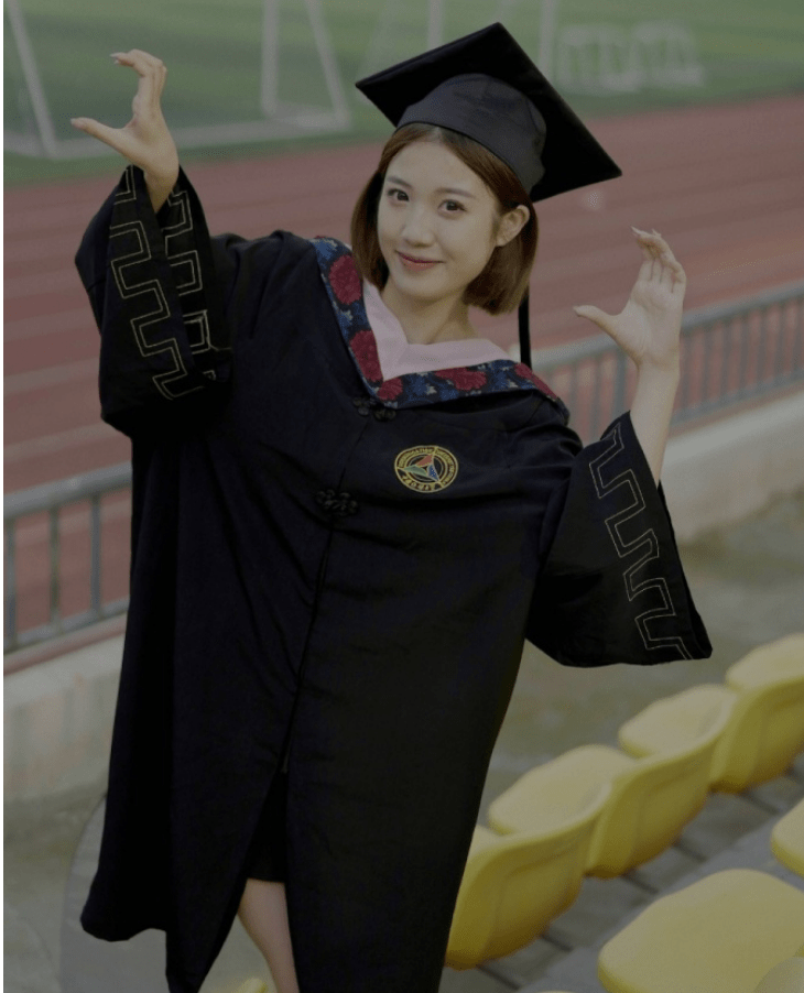 组图：高诗岩女友晒毕业照 青春靓丽笑容阳光