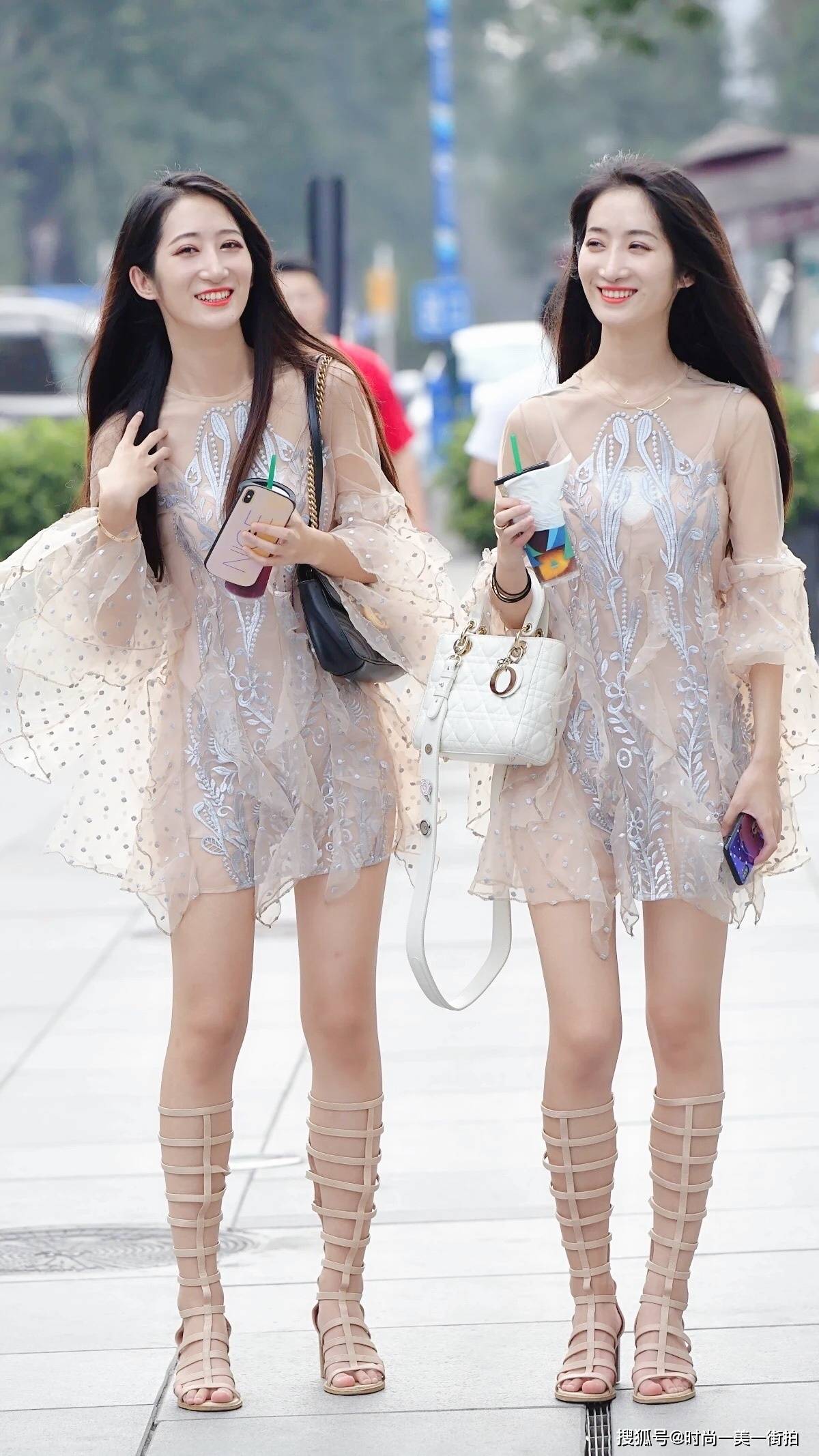 双胞胎姐妹一袭肉色冰丝印花公主裙叠穿蕾丝太美了