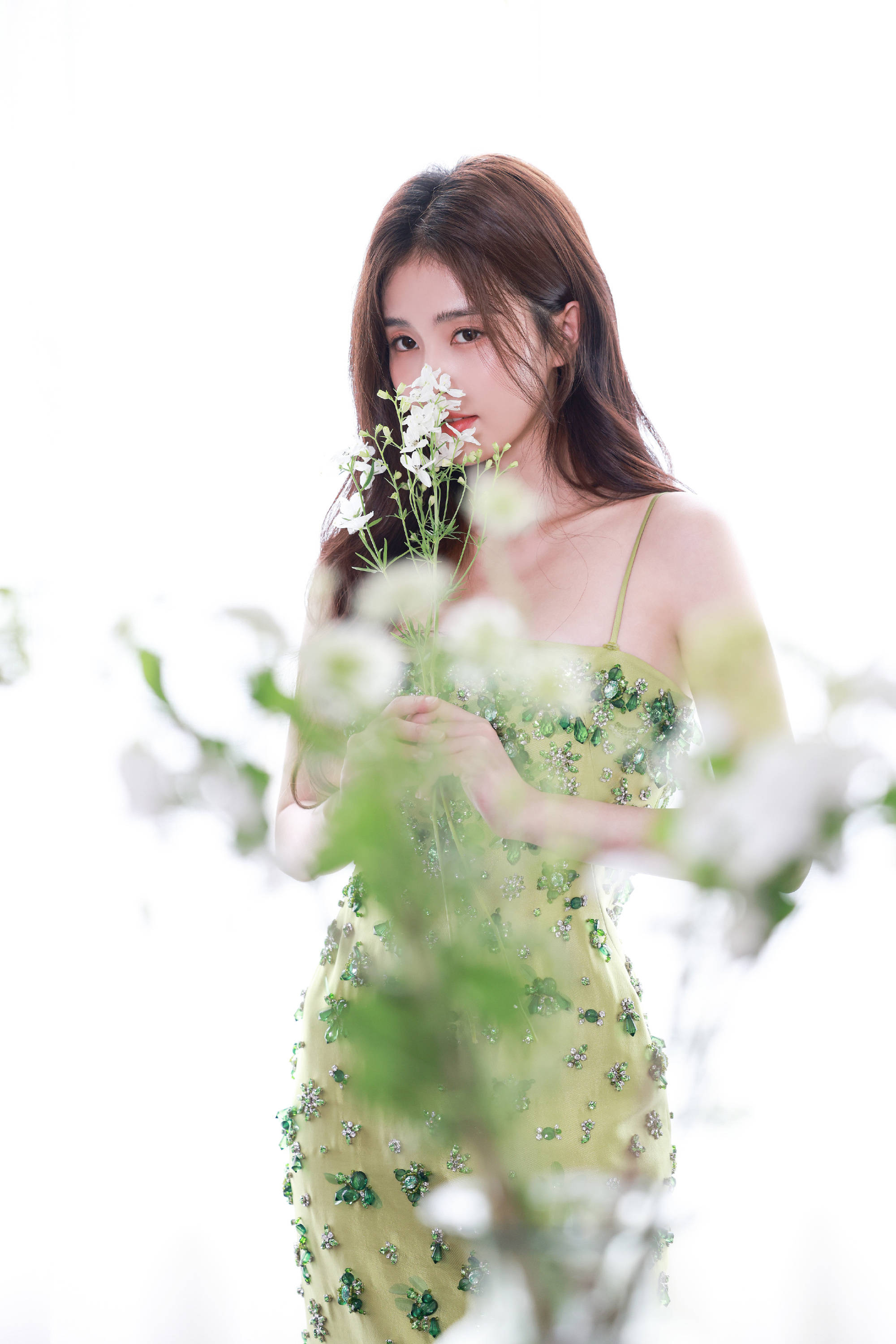 白鹿穿红色抹胸连衣裙明艳俏皮 少女娇羞美丽动人