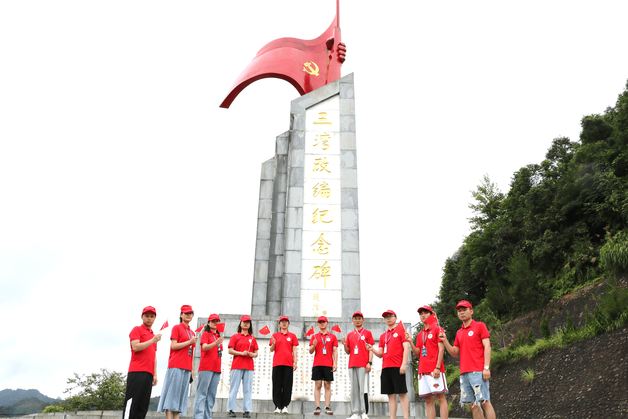 站在三湾改编纪念碑前,从山顶俯瞰整个三湾村,但见远处群山怀抱,云雾