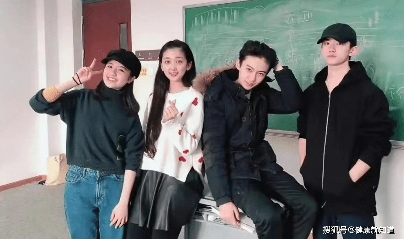 原创易烊千玺和同学的最新合照一身黑色套装双手插兜素颜也太帅