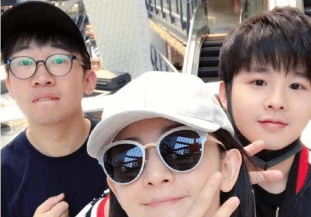 原创本以为杨迪的丑来自家庭遗传直到他亲妹露面网友请原地出道