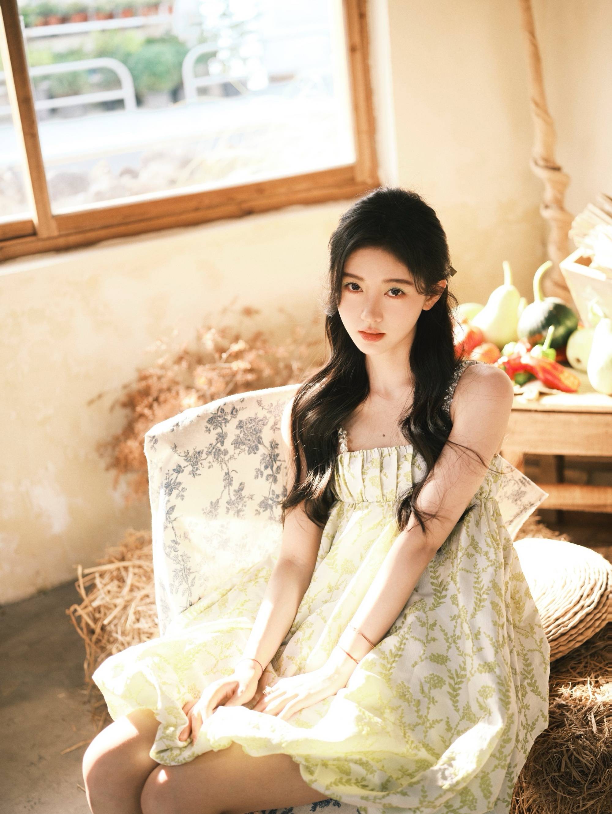 鞠婧祎穿碎花吊带裙清纯灵动 乖巧活泼似小猫咪