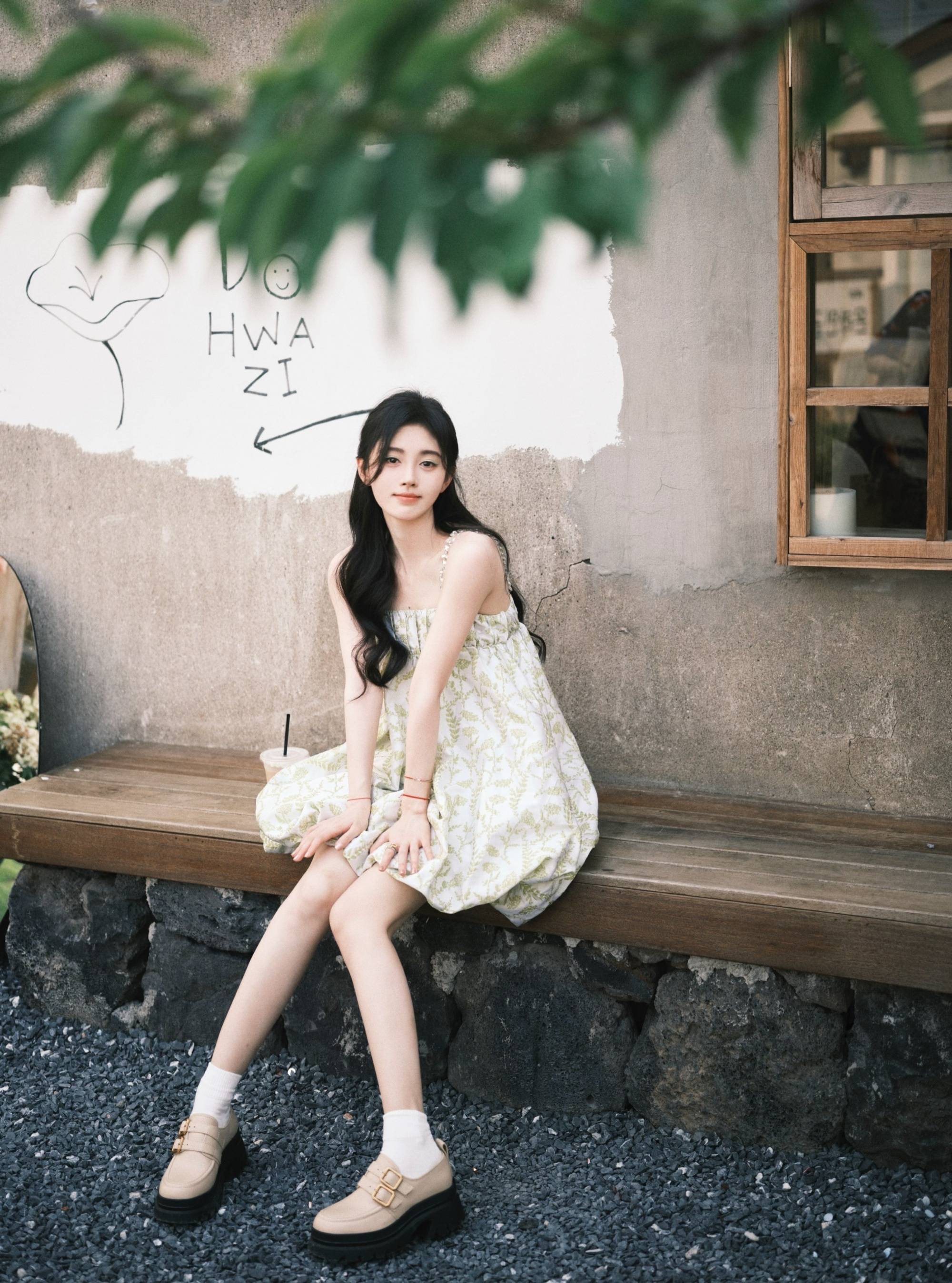 鞠婧祎穿碎花吊带裙清纯灵动 乖巧活泼似小猫咪