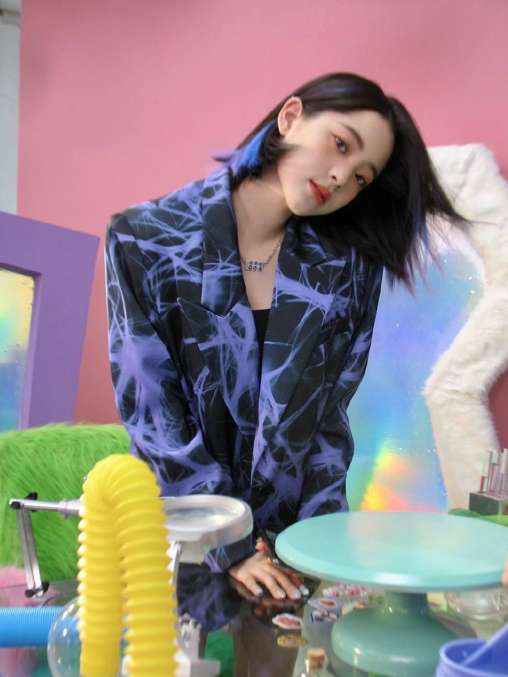 欧阳娜娜蓝色挑染短发造型 戴护目镜搞怪十分可爱