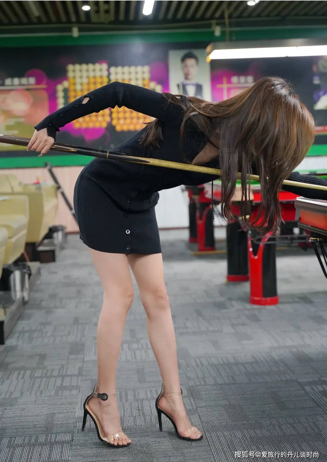 打台球的小姐姐身穿黑色长袖针织连衣裙,修身款秀出好身材,尽显名媛