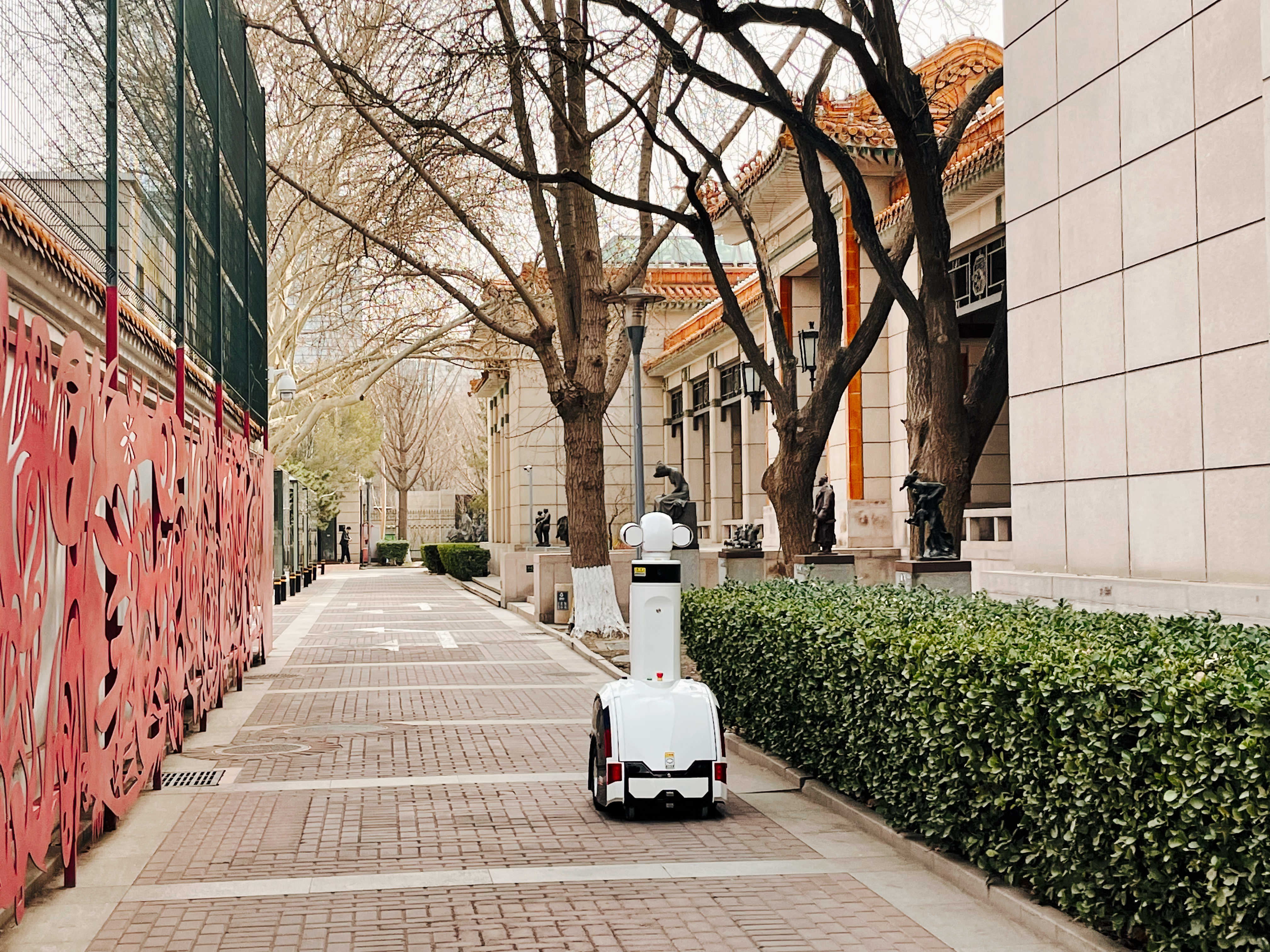 案例 | 安思若普安防巡逻机器人上岗中国美术馆
