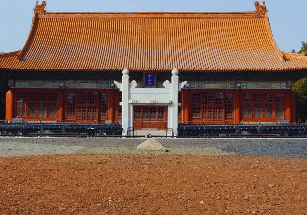 坛上铺着由全国各地进贡来的五色土——中黄,东青,南红,西白,北黑,以