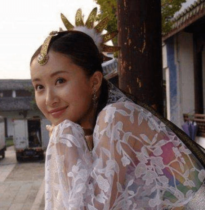 舒畅出道至今整整24年,在娱乐圈属于零绯闻女星,因此被称为最干净的