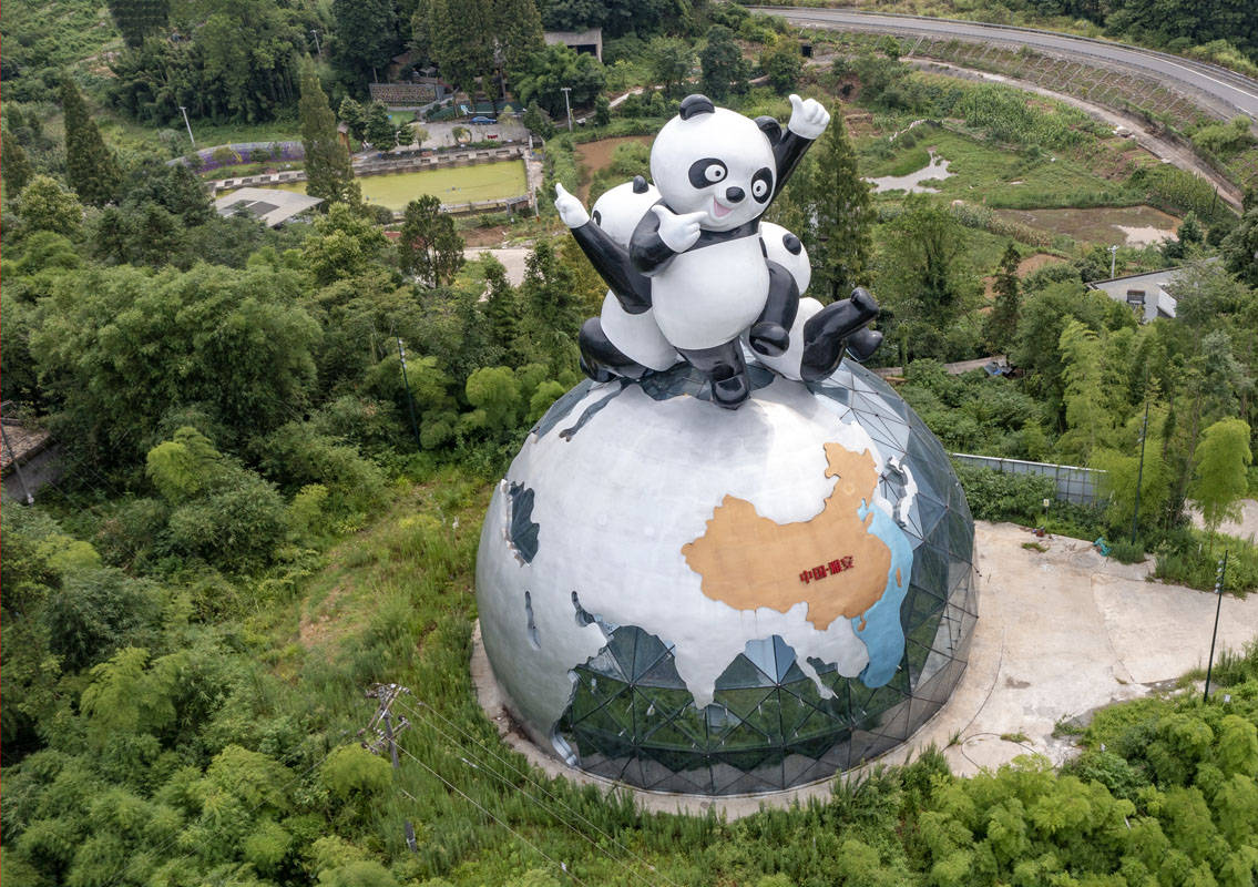 四川雅安:大熊猫塑像璀璨夺目_邓书江_刘国兴_高速路