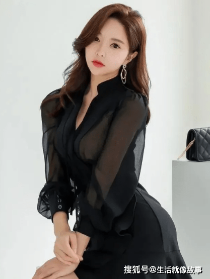 性感的成熟美女薄纱黑色连衣裙写真很漂亮