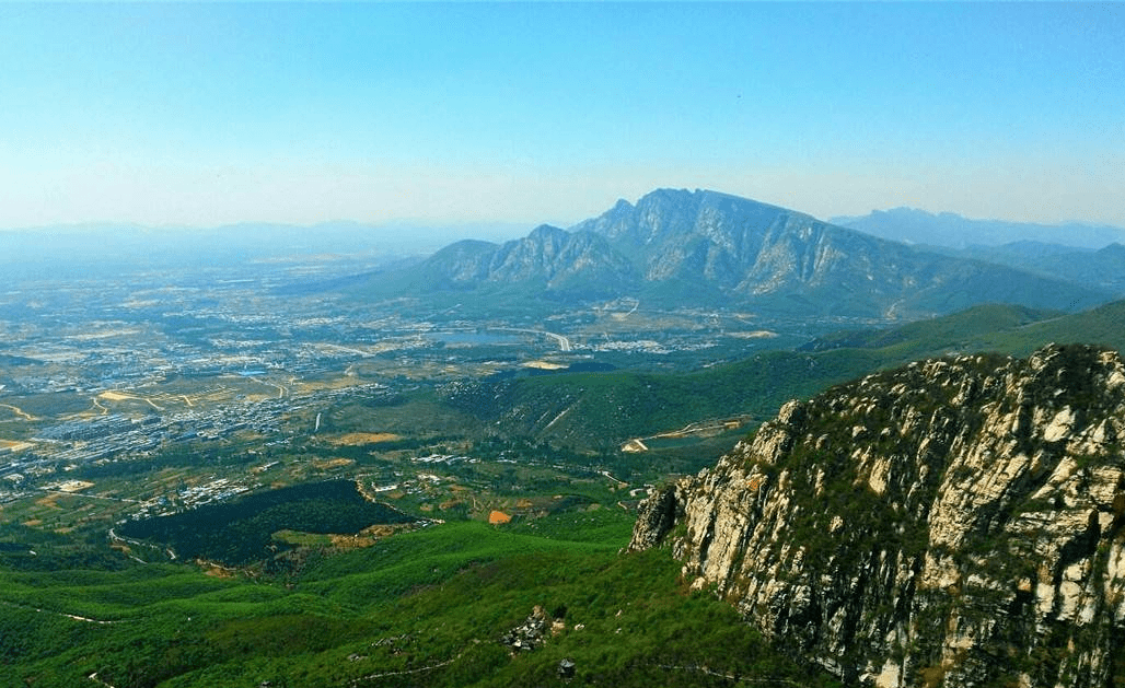 河南嵩山風景區,高山瀑布以及古寺在此交匯,景色會令遊人沉醉_寺廟_中