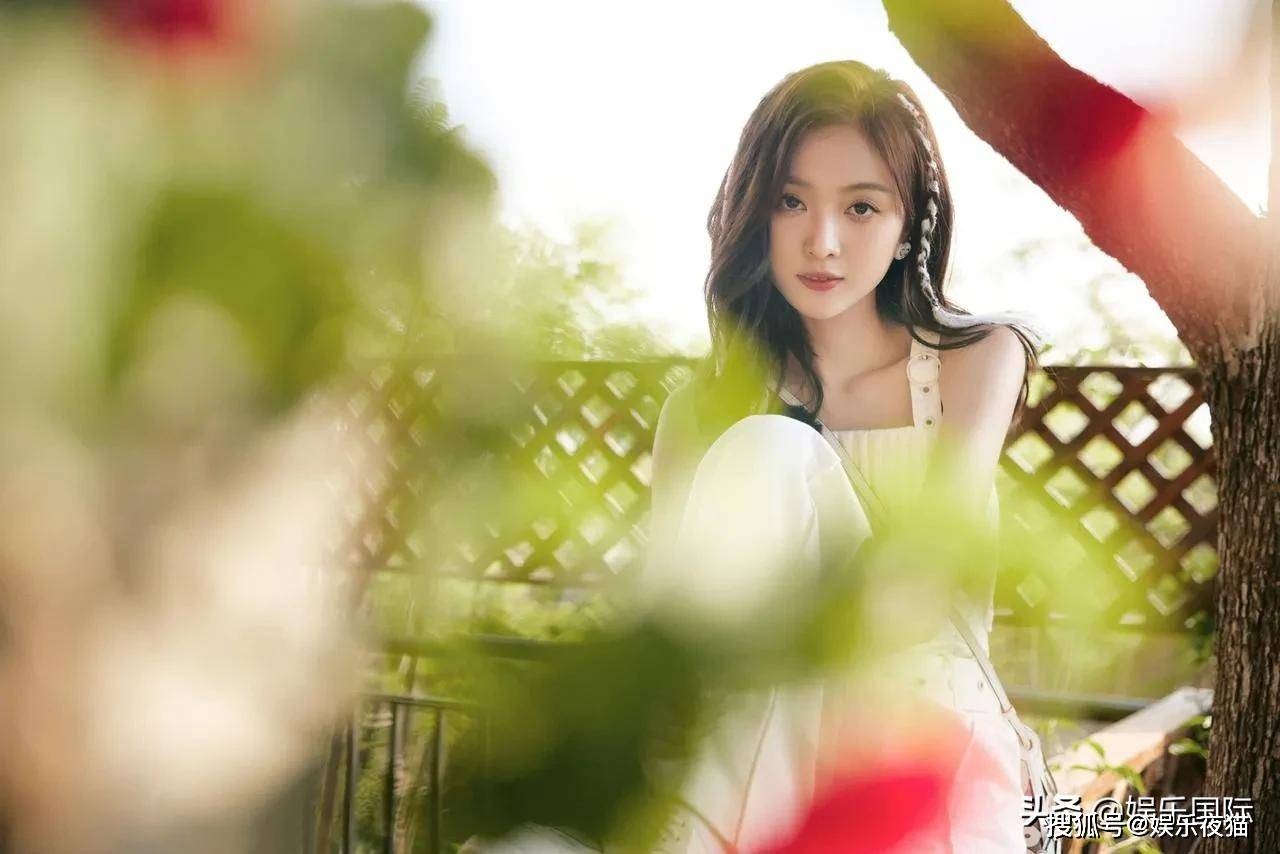 吴宣仪白色系编发造型出镜甜美可人清新而不失性感