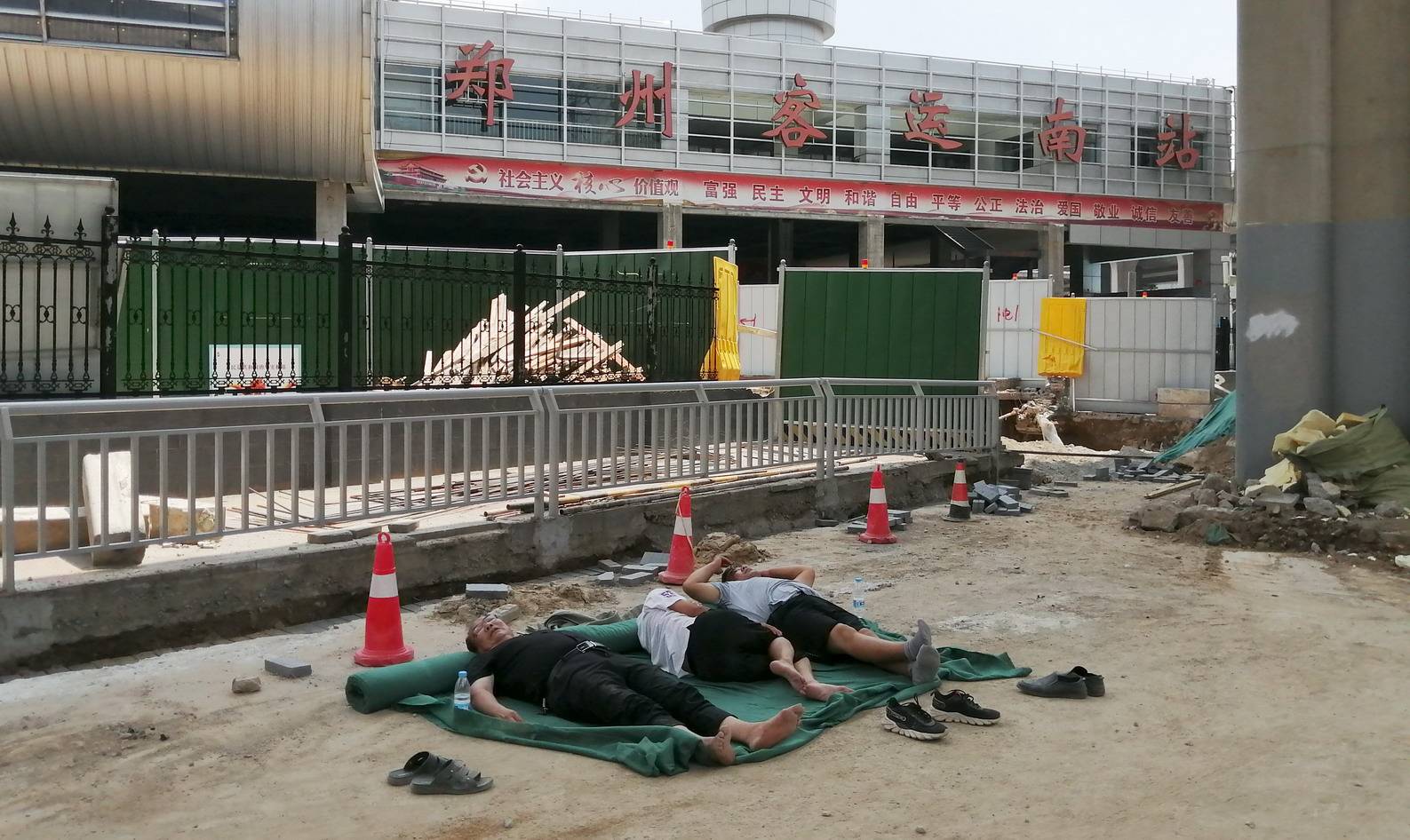 原创高温下马路边农民工午休