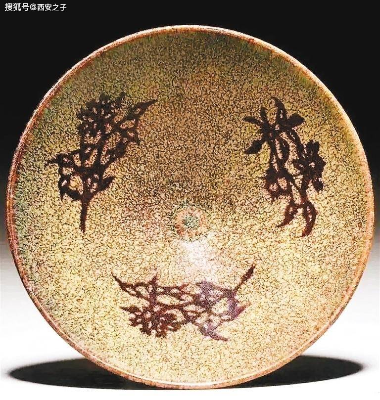 剪纸贴花盏既有民间剪纸的效果又有瓷器装饰的神韵简明生动别致传神