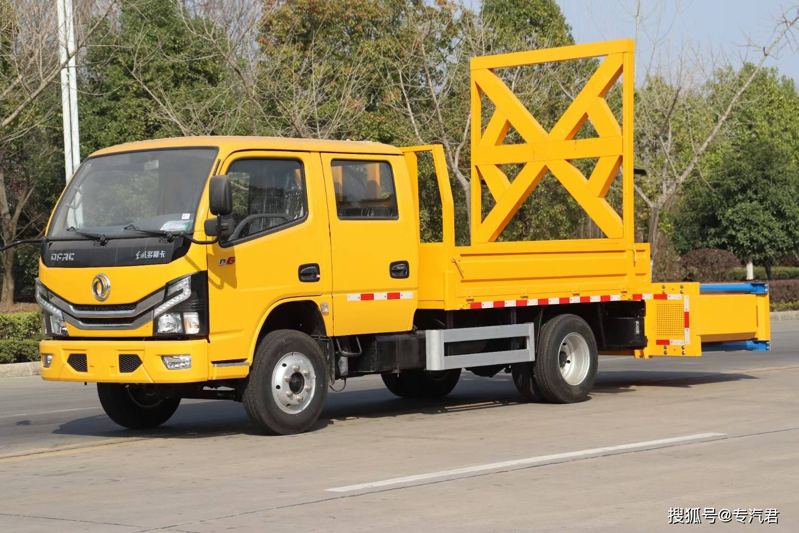 东风多利卡d6双排防撞缓冲车