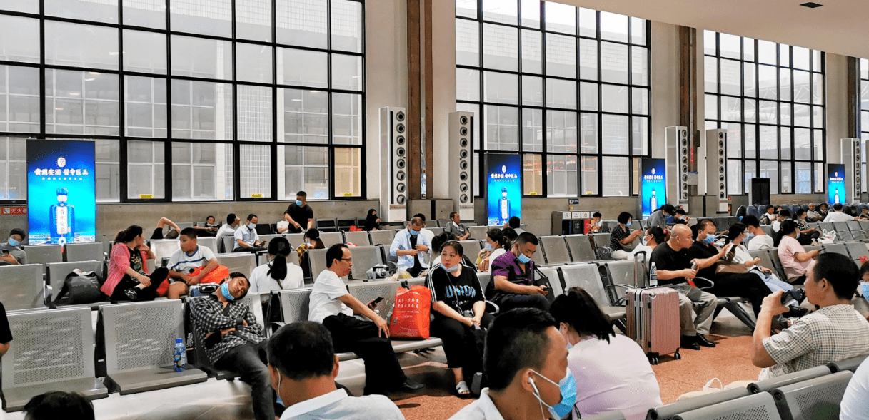 郑州站候车厅刷屏机实拍郑州火车站广告优势1