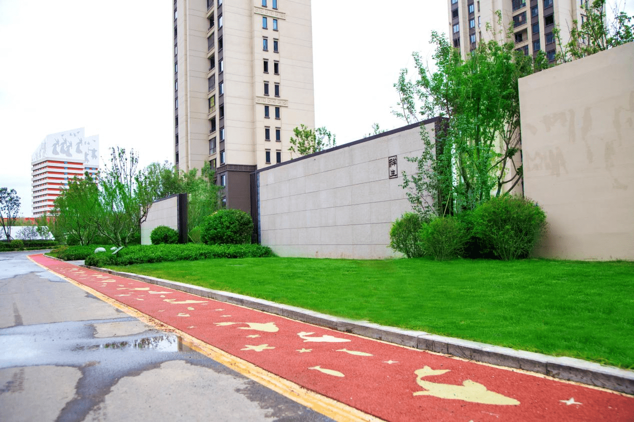 交房后就开始搞事情夜光跑道夜光秋千等网红宝藏小区等你来打卡