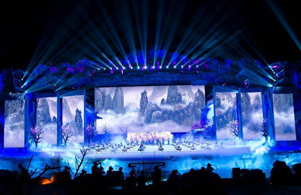 不少景区都会依据自身特色,设计各种各样的舞台表演,增加景区的文化