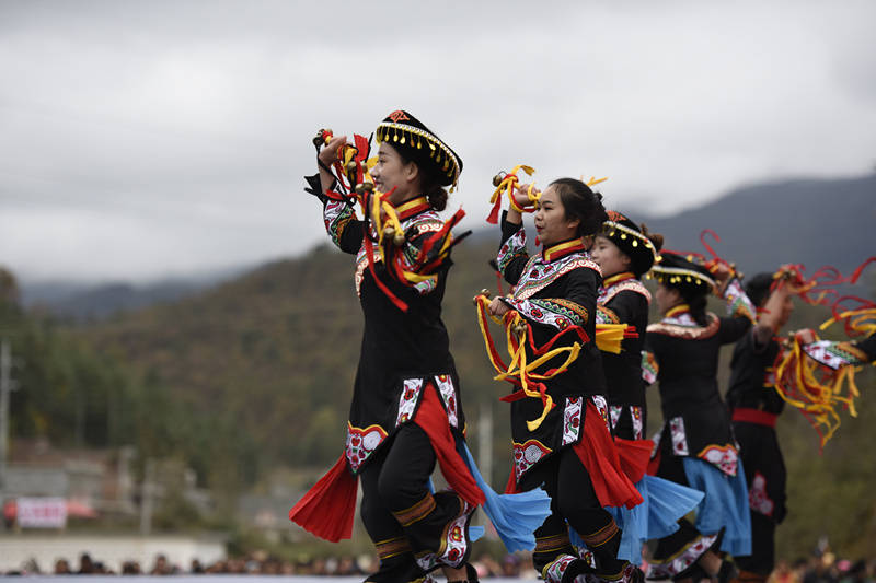 彝族铃铛舞.况华斌 摄彝族盛行树崇拜,且均与生殖崇拜关联.