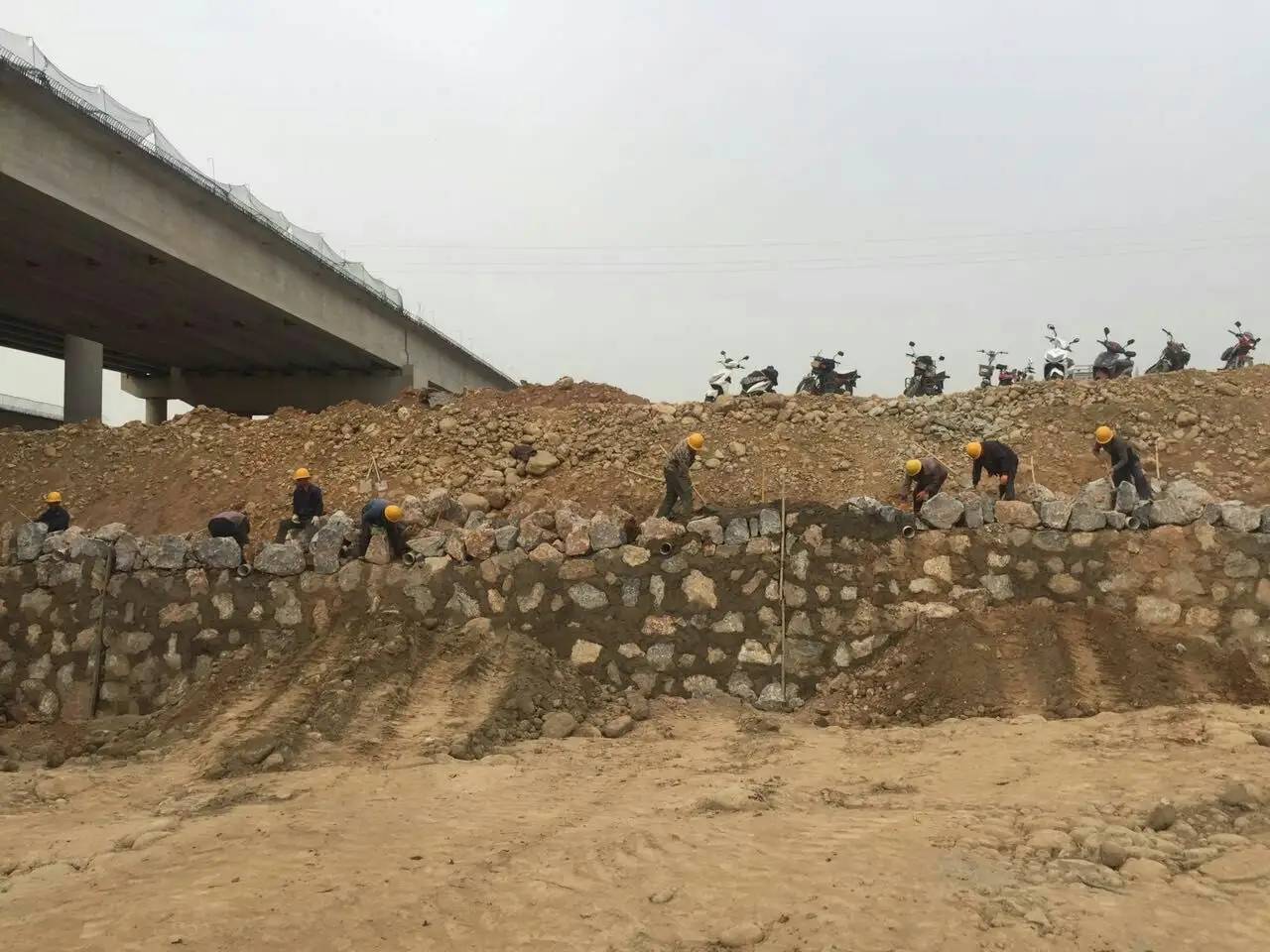 根据防护强度不同可分为干砌石,浆砌石挡墙,结构形式多为重力式,有仰