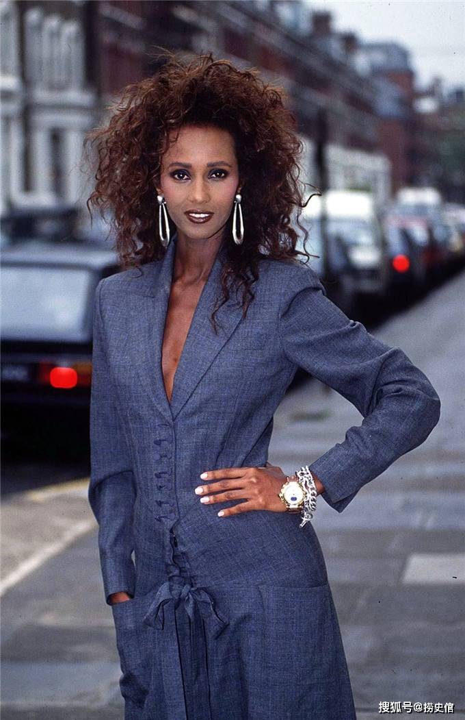 她是索马里超模,八九十年代时尚偶像,大师詹尼·范思哲的灵感