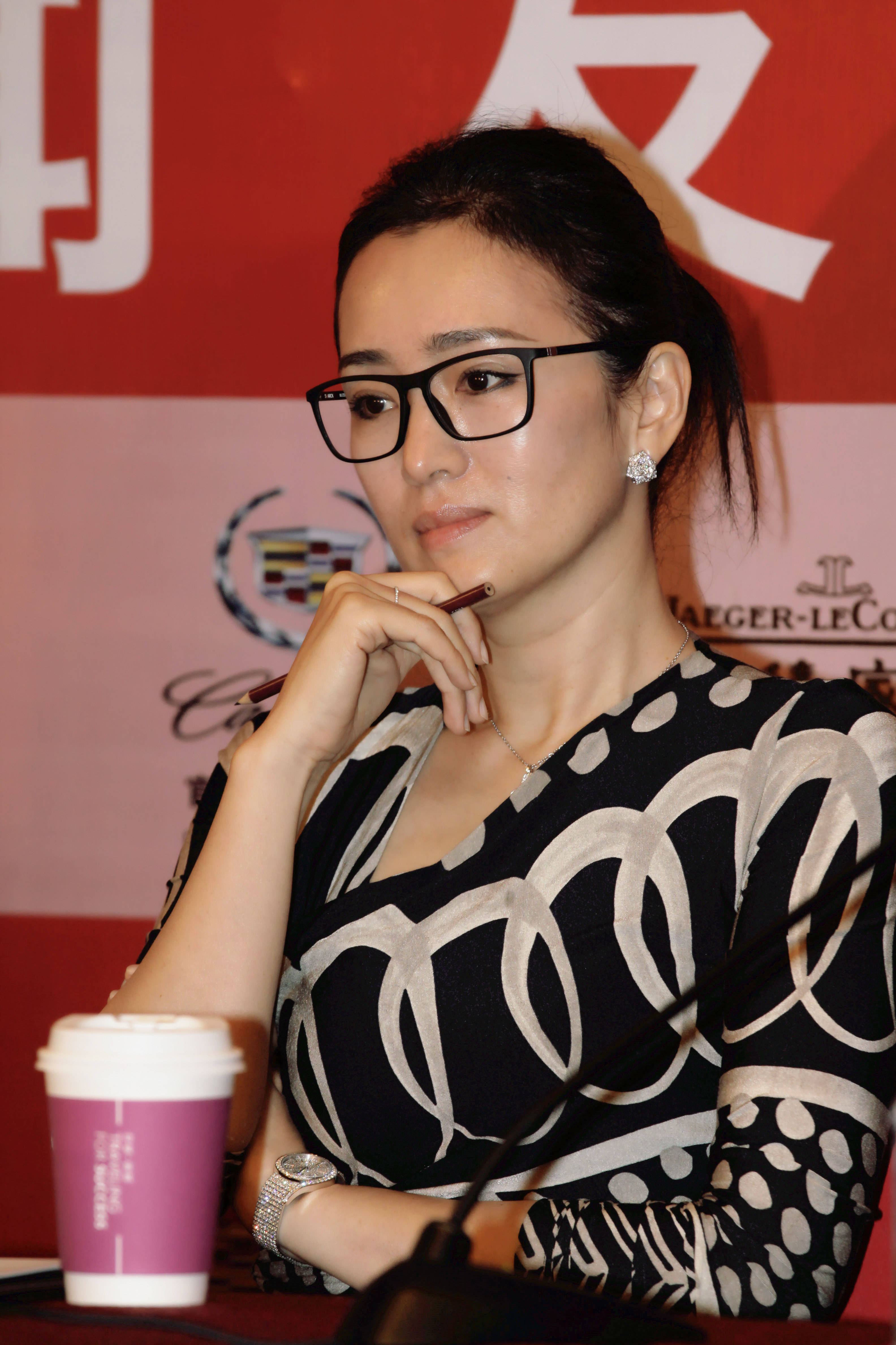 57岁巩俐素颜亮相,肤嫩似少女,黑框眼镜显知性美-搜狐大视野-搜狐新闻