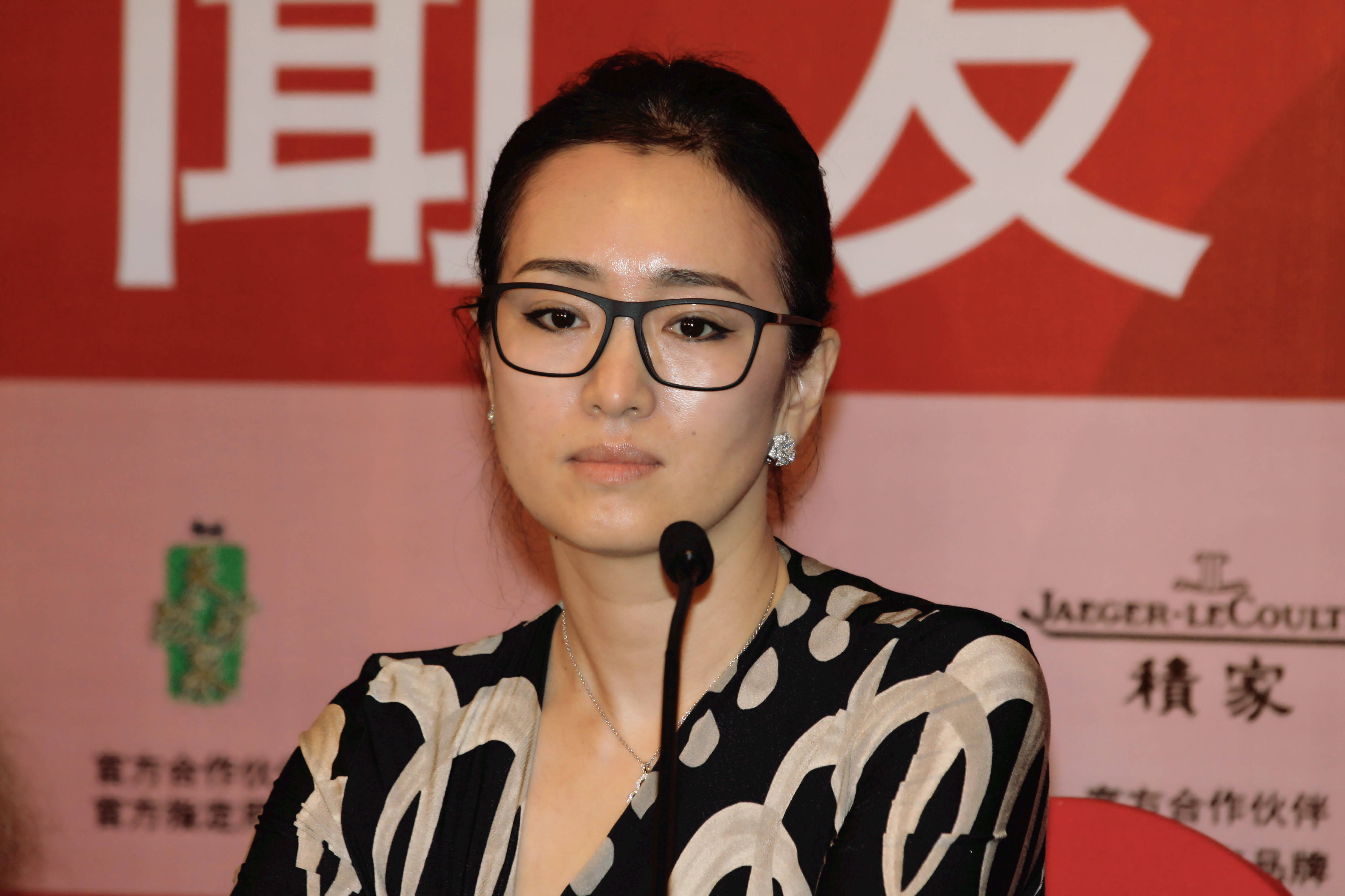 57岁巩俐素颜亮相,肤嫩似少女,黑框眼镜显知性美-搜狐大视野-搜狐新闻