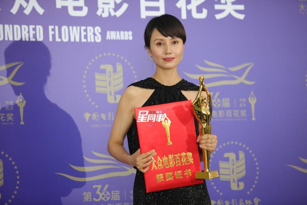 袁泉曾黎百花奖后台亲密拥抱 美人成双赏心悦目-搜狐大视野-搜狐新闻
