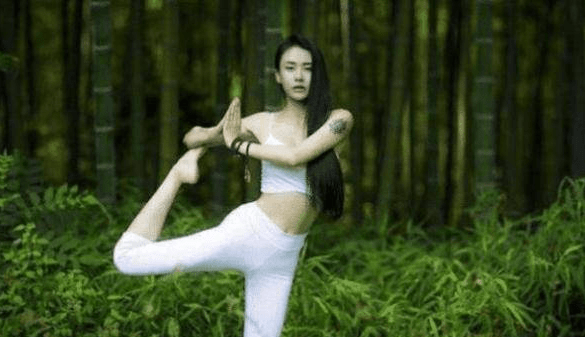 原本是瑜伽老师被成龙相米乐M6 M6米乐中后一炮而红如今“一节课”就要10万(图3)