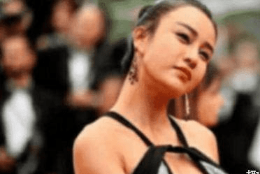 原本是瑜伽老师被成龙相米乐M6 M6米乐中后一炮而红如今“一节课”就要10万(图2)