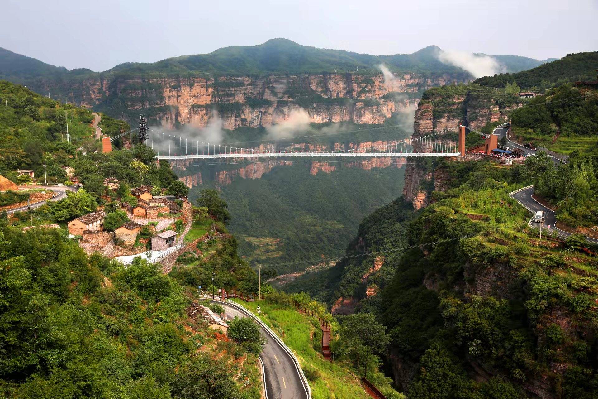 河南林州云绕太行山田园美如画