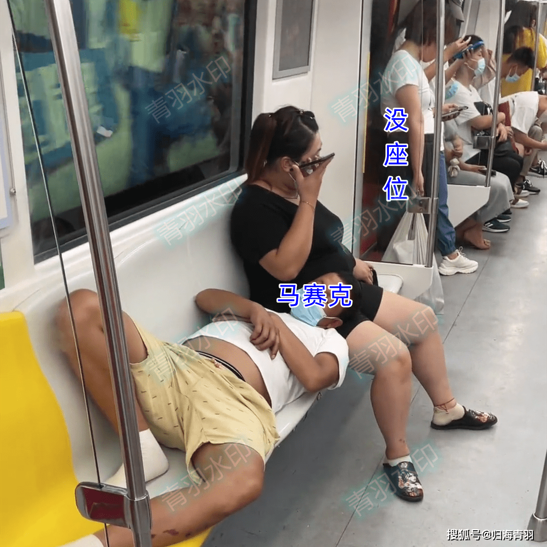 原创天津一男子把地铁当成家躺座位上呼呼大睡不远处还有人站着