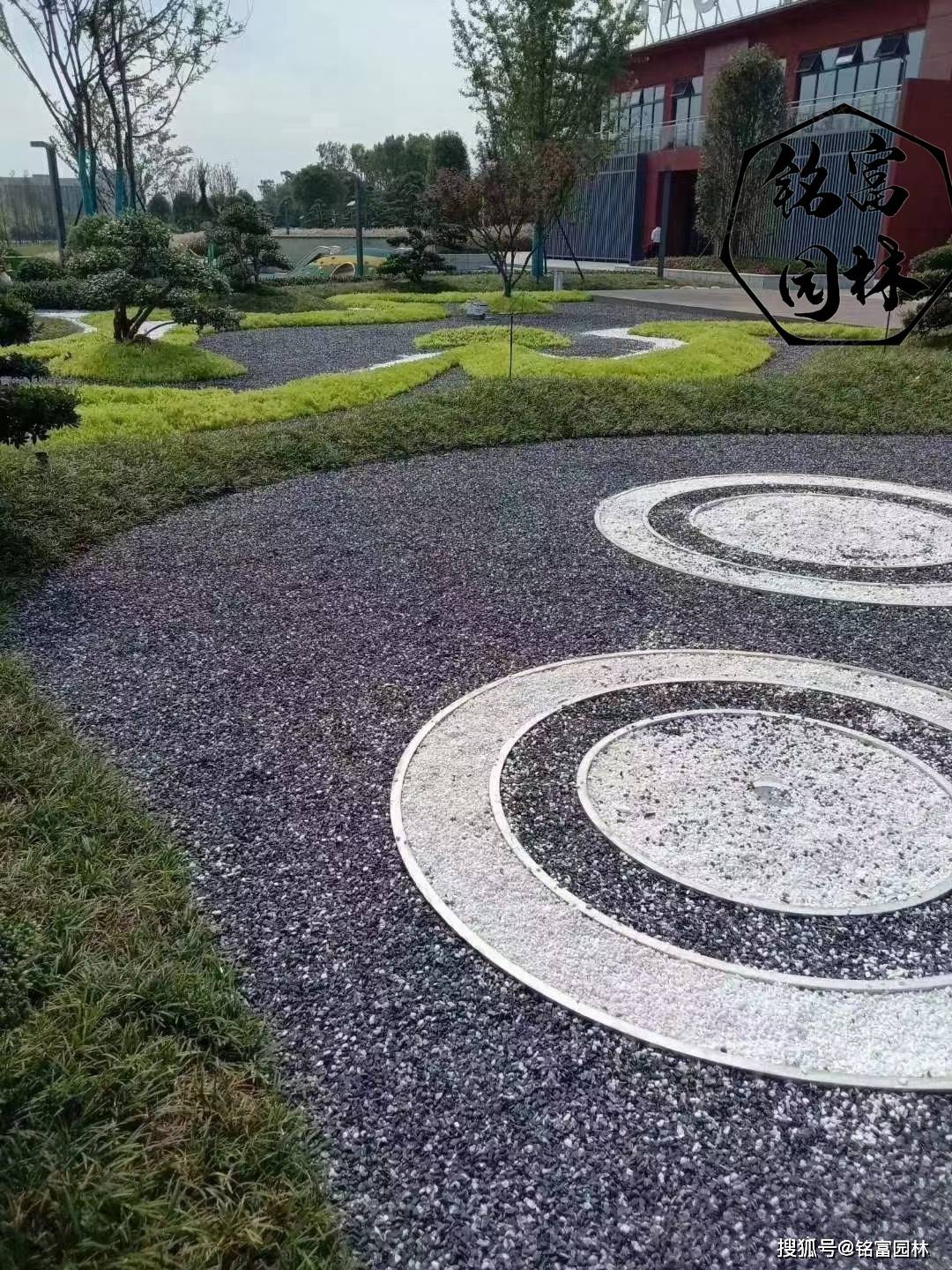 砾石用机器破碎而成,所以叫破碎石,砾石属于绿化景观石子,园林,公园