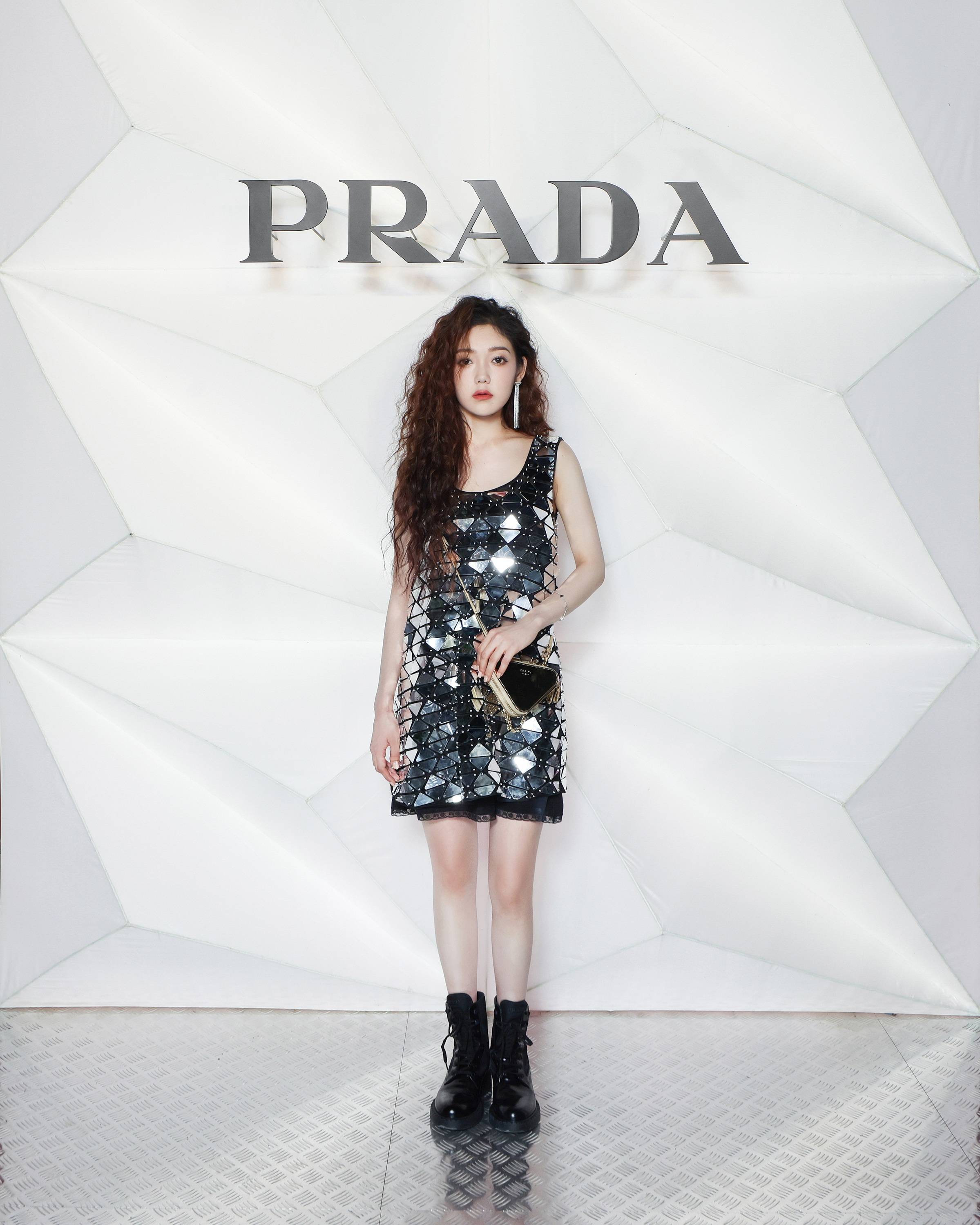 prada2022秋冬时装秀郡王府举办 李易峰春夏惠英红热依扎走秀气场强大
