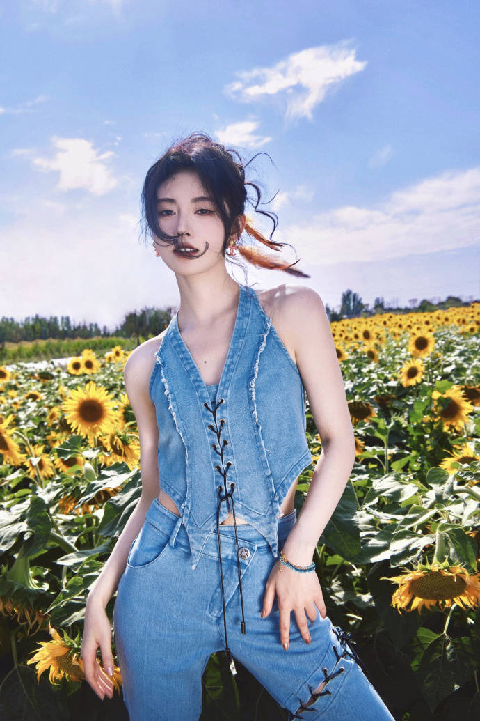 鞠婧祎穿牛仔套装化身向日葵女孩 露香肩美背
