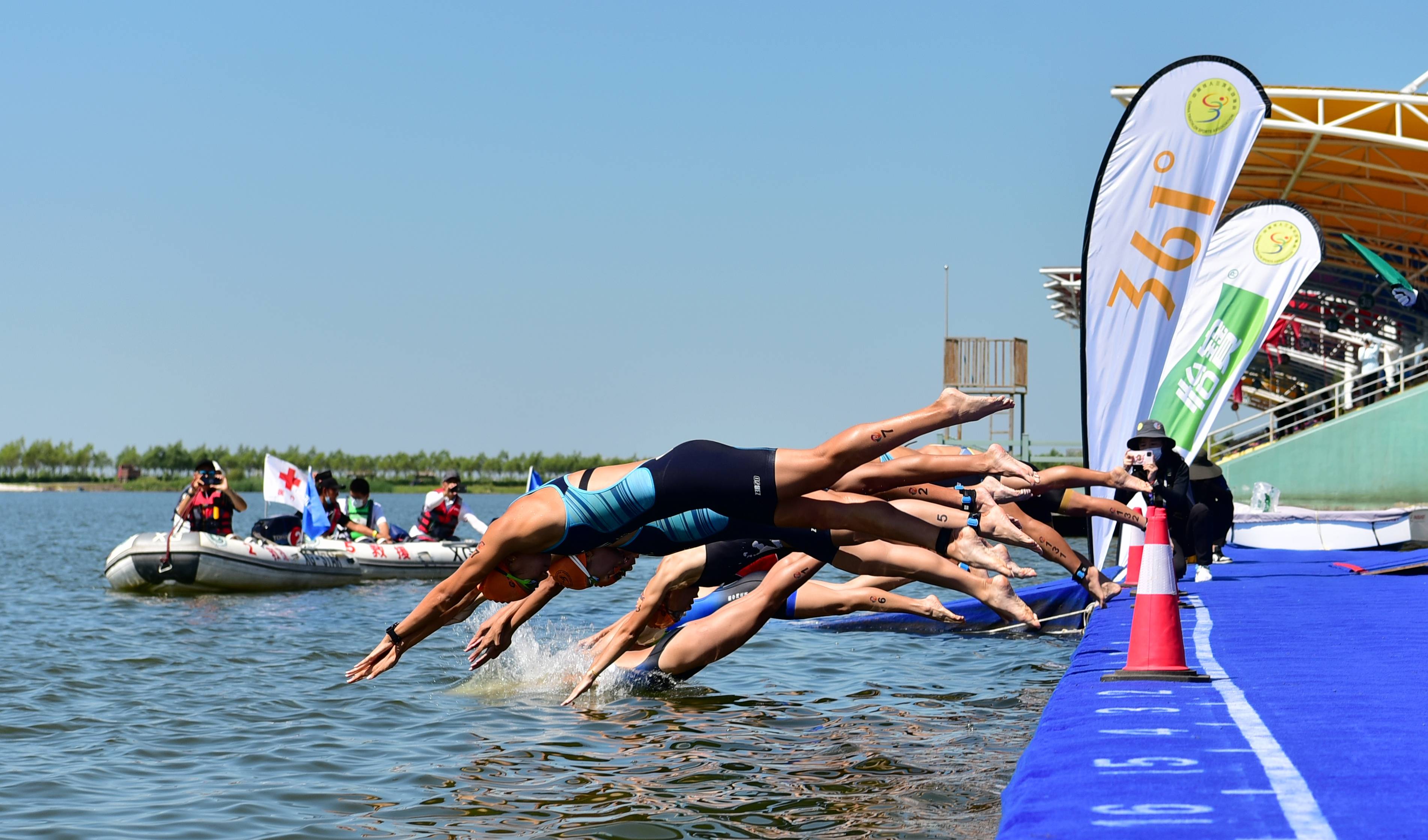 2022年哈尔滨体彩杯首届全国湿地铁人三项赛鸣枪开赛