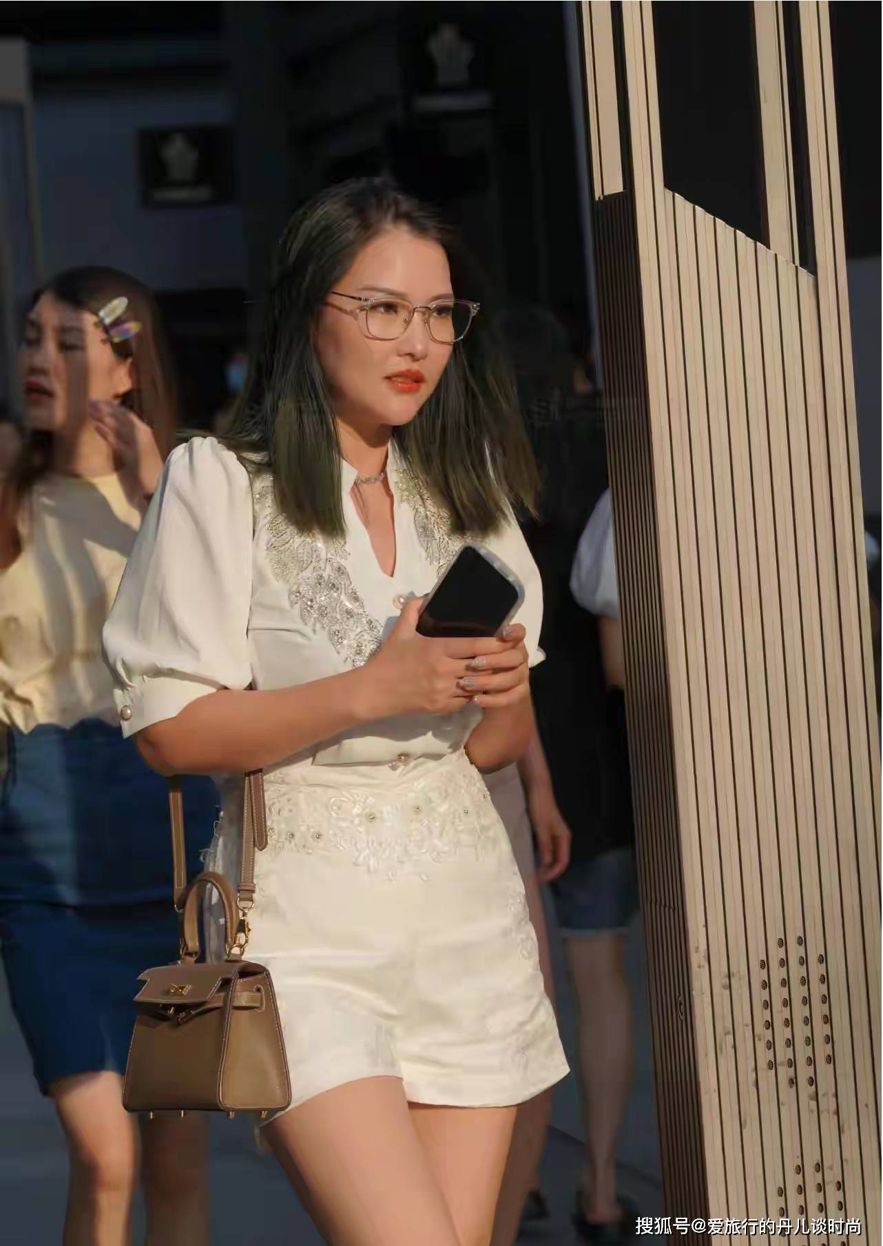 戴眼镜的微胖小姐姐身穿白色钉珠衬衫搭配同款休闲短裤,气质满满,优雅